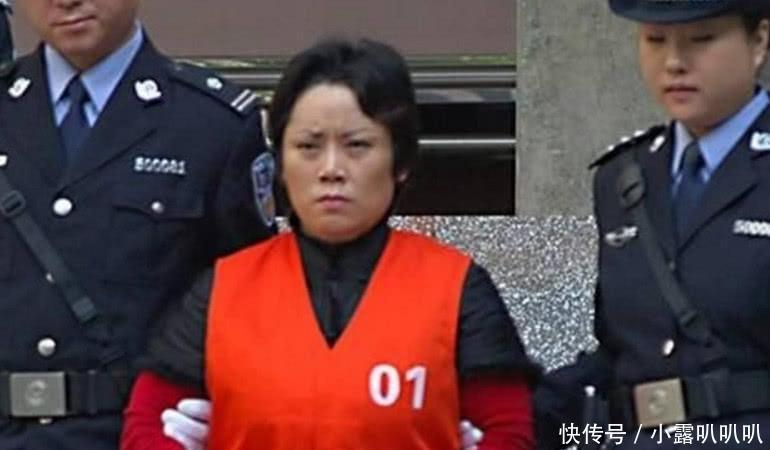 2008年6月,重庆展开打黑风暴,谢才萍黑恶势力团伙终于被掀翻,她背后