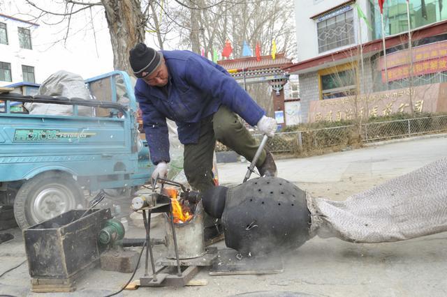 其实,这种爆米花机在上世纪八九十年代很常见,师傅每到一个地方,人们