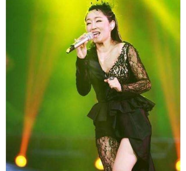 杨钰莹现身演唱会,蕾丝裤装辣眼睛,网友:上面都看到了