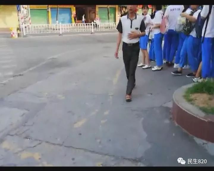 女生校门口频频遭遇咸猪手55岁a女生男落网的双休女生v女生图片