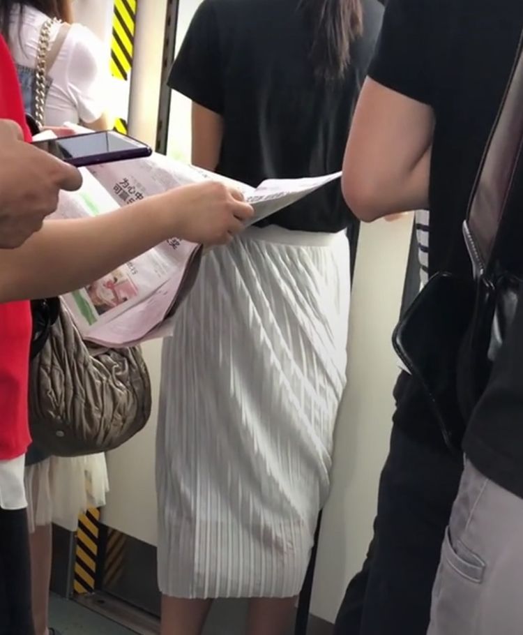 美女穿裙子挤地铁,一上车就发出尴尬叫声,原来是裙子被夹住了