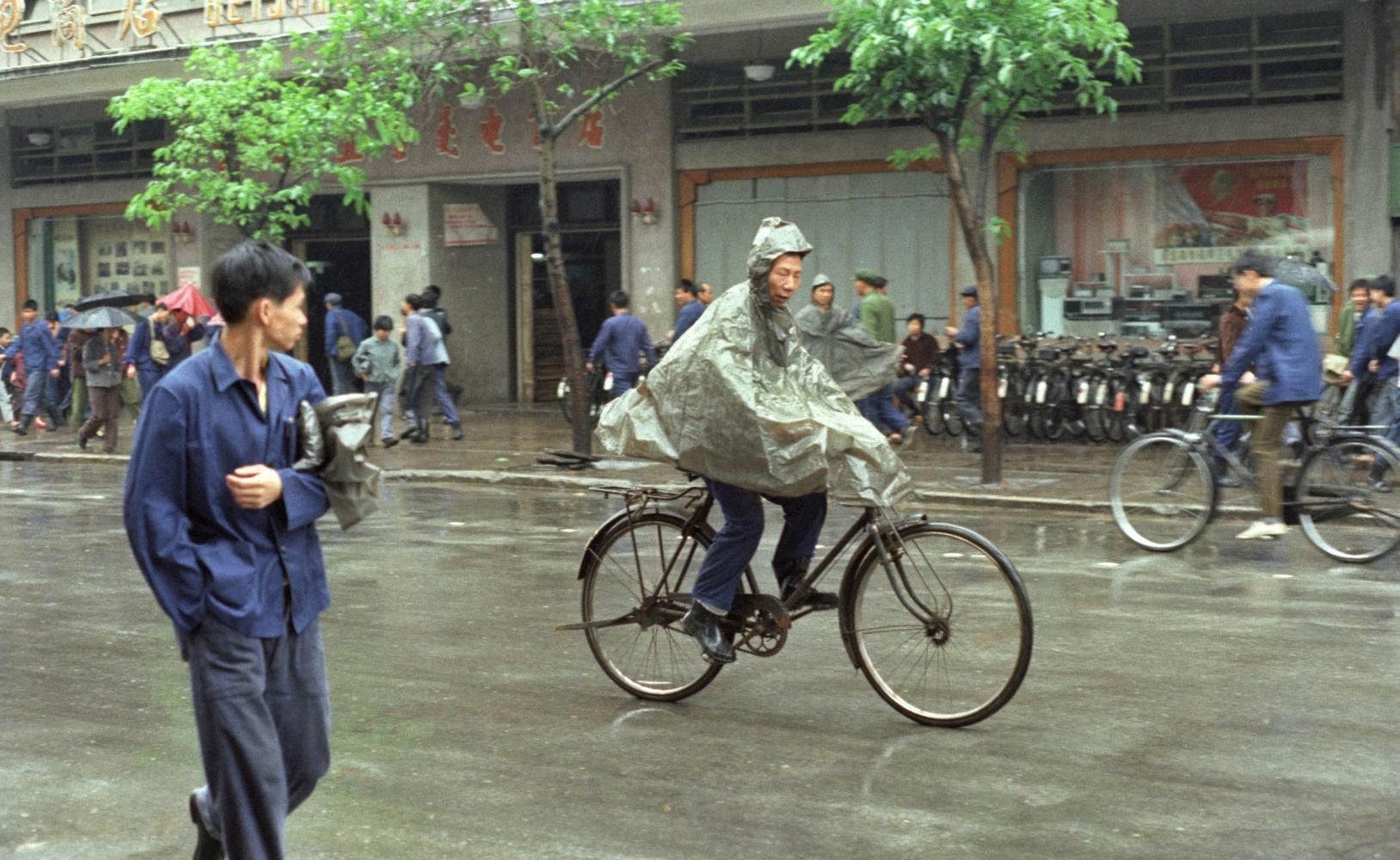 雨中骑自行车的人,二八大杠,当年的主要交通工具,家家户户人手一辆.
