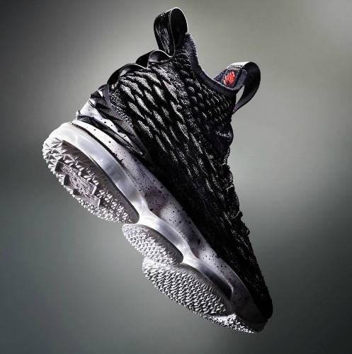 最近詹姆斯多次晒出自己穿nike lebron 15的照片,为这款新战靴大力