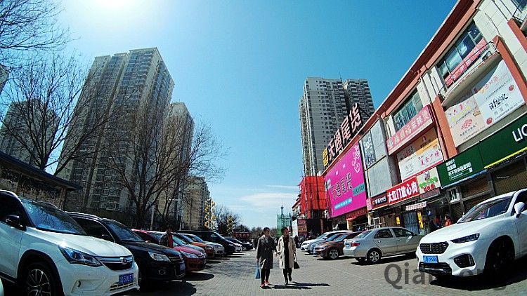 4月7日,位于北京昌平区天通苑社区之的天通尾货商城再度开门迎客.