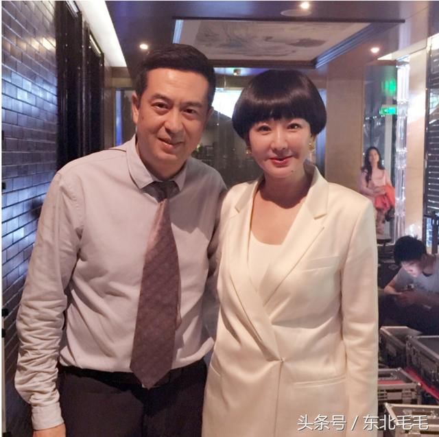 48岁买红妹全家照,和张译张嘉译是好友,小12岁男友职业惹争议!