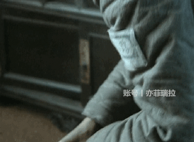 最后楚云飞临走前带走了一捧土,同时他带走的也是对故土的思念.