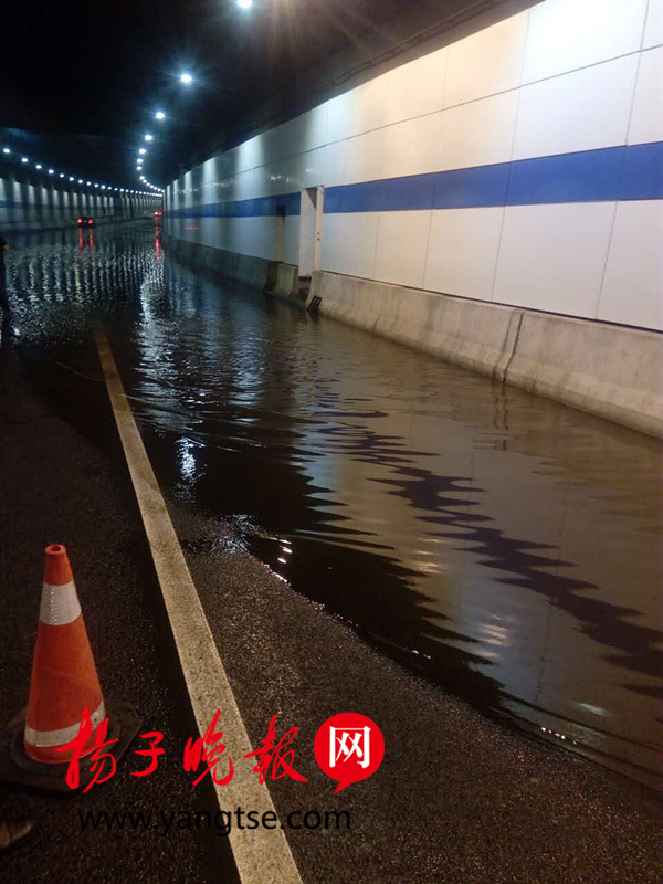 连夜暴雨镇江观音山隧道现大量积水