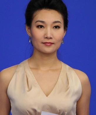 央视主播李梓萌近照,曾和罗京搭档,婚姻状况成谜,40岁