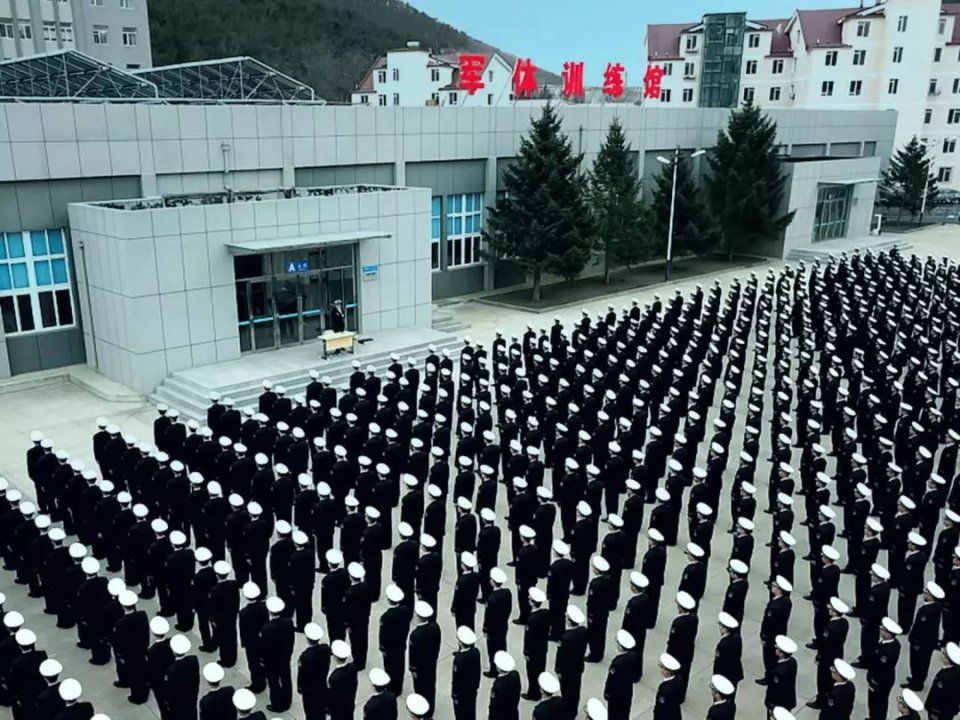 全国人民都在惊叹!今年海军节,这所军校的千人阅兵方阵刷了屏!