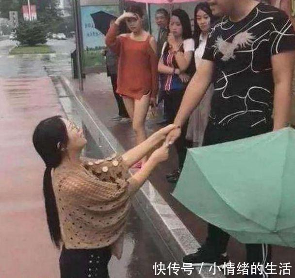 女子下雨天向男子下跪求和遭拒,得知原因大家都摇头惋惜!