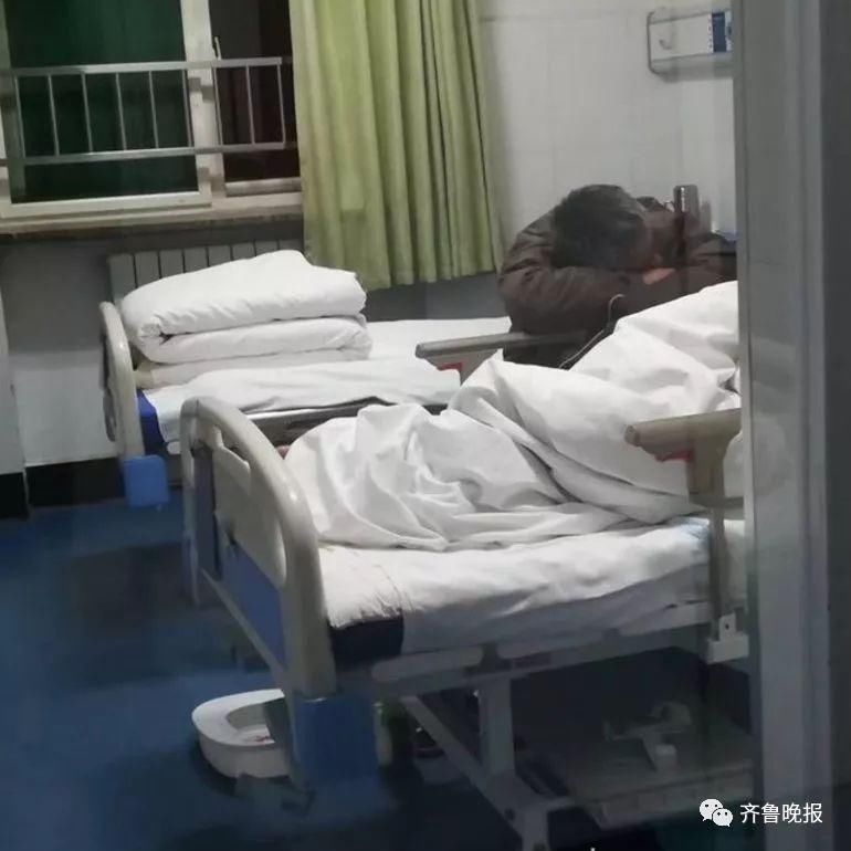 照片中, 据张莹莹介绍,躺在病床上的病人今年75岁,3月16日下午因"