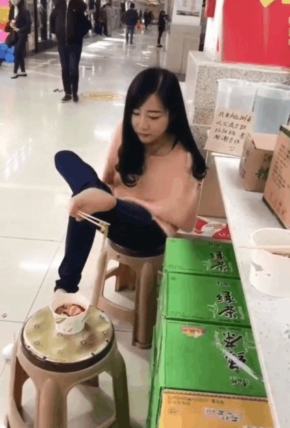 90后无臂女孩脚吃饭化妆, 上厕所不能自理, 只想找个好男人