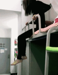 搞笑段子: 朋友的同事当年包了电影院,还找了经理帮忙,放片子的中途