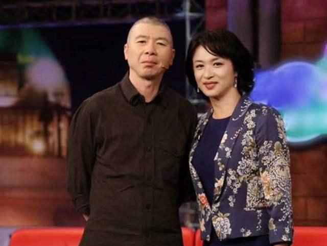 冯小刚与女星合影:和范冰冰最亲密,最后一张才是冯导