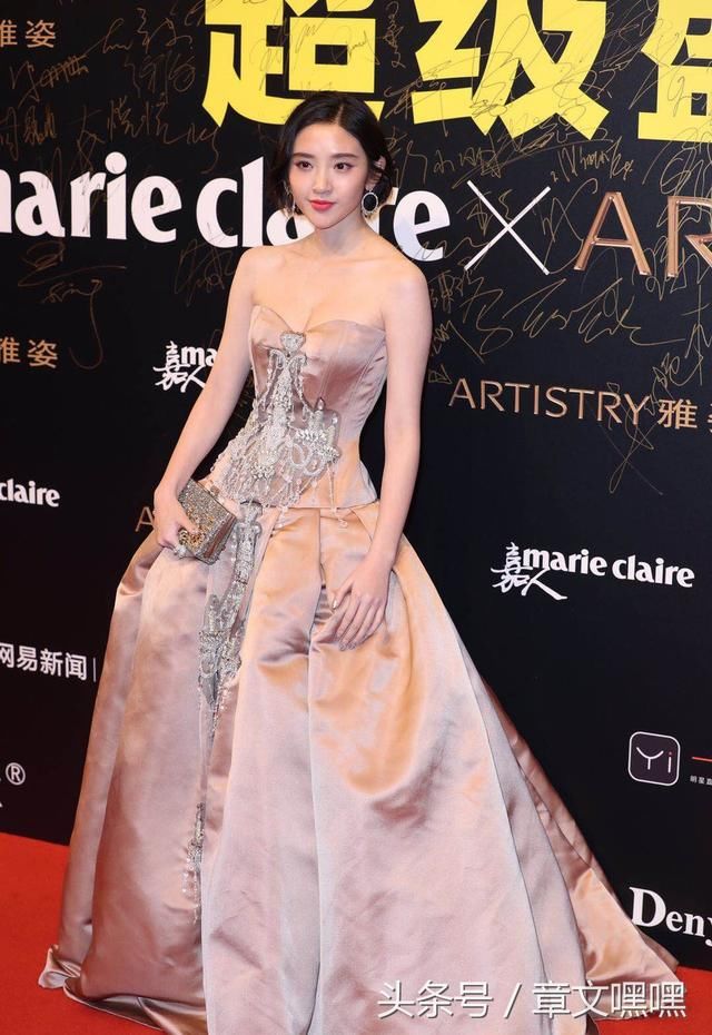 唐艺昕一袭裸色抹胸长裙,露事业线小秀性感,甜美笑容点亮全场