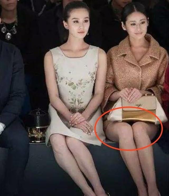 而杨颖与杨幂雷似,如图杨颖着粉色连衣裙,为防止走光,也是两脚并拢用