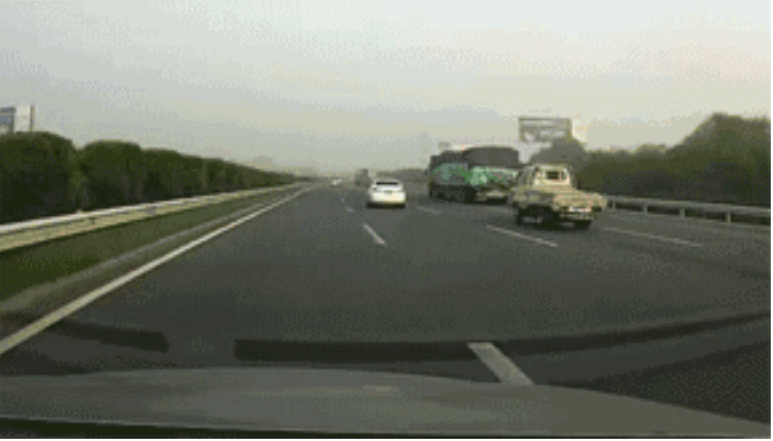 一定要适时降低车速来观察路况,小心前方有事故发生,躲避不及