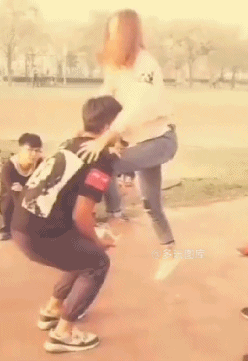 全球搞笑gif:妹子你的嘴唇是怎么吸成这形状的?