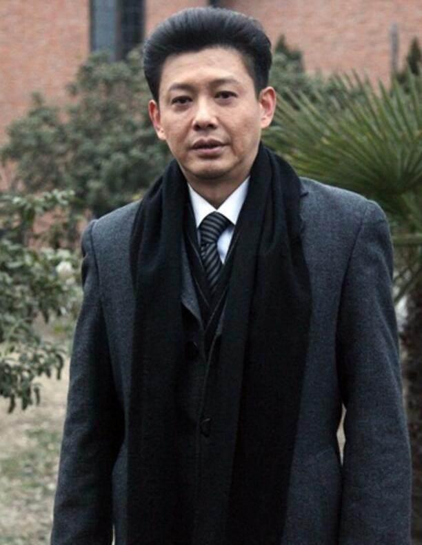 他曾是央视主持人,与董卿同居六年,分手后娶比他小两轮的娇妻