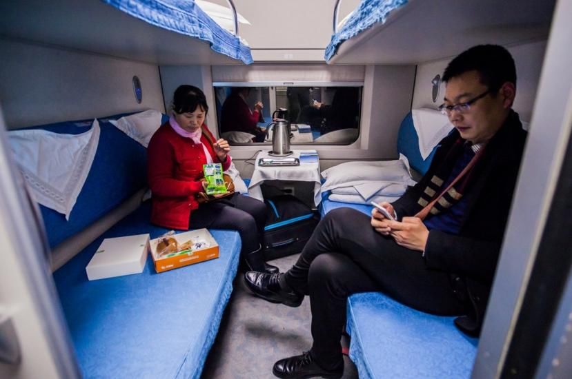 是中国境内最快的卧铺列车.图为卧铺中的乘客.