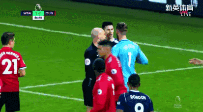 西班牙门将倒地后迅速起身找到若无其事的巴里理论