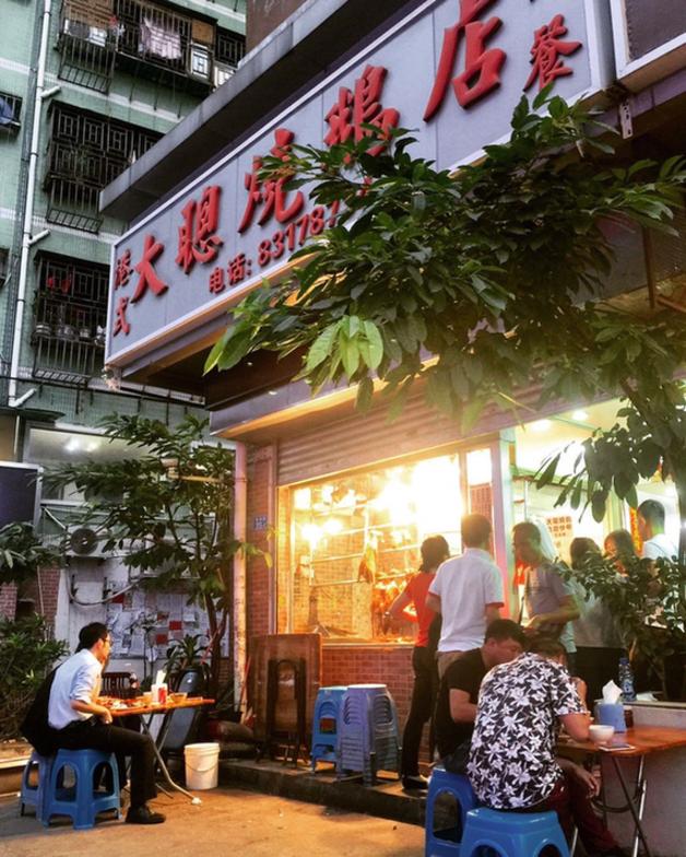 通过一条小巷子到了小区,就看到了它--小小的店面,白底红字的招牌