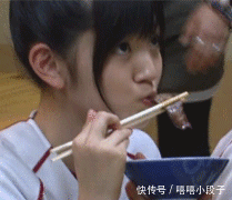 丫头吃到好吃的,表情瞬间就充满了幸福