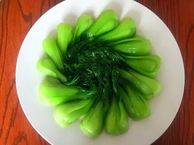 4. 焯好的油菜过冷水后,沥干摆盘.