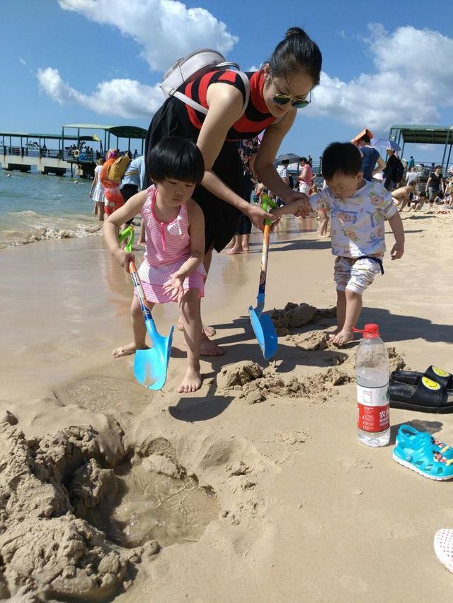赶海的小姑娘光着小脚丫