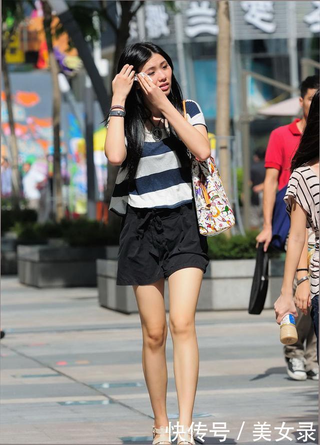 高个子时尚搭配的美女,在人群中很显眼,旁边的闺蜜只能到她肩膀位置.
