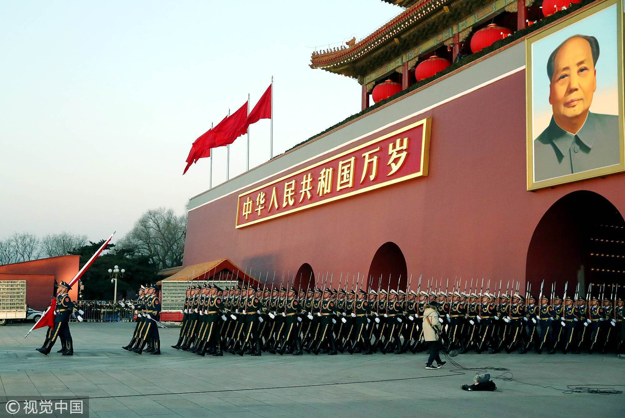 图为帅气的人民解放军升旗手