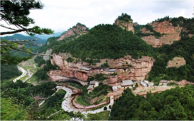因寺内石窟众多,景色秀丽,被列为国家级森林公园,国家级文物保护单位.