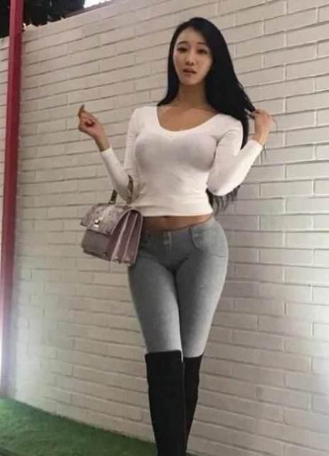 紧身牛仔裤穿出打底裤三角区的问题,好在比打底裤更有