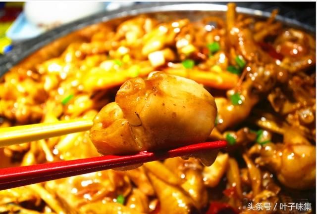 夜宵店老板的特色招牌菜香辣牛蛙煲,历经12年,吃客络绎不绝