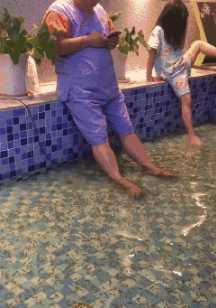 搞笑gif: 这是谁家的媳妇, 也没人管管