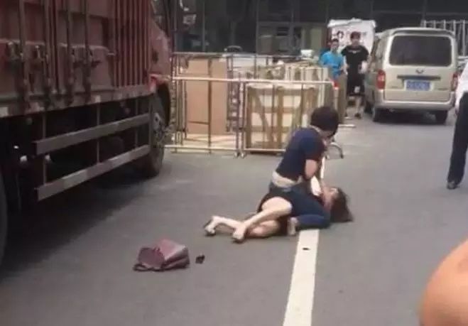 现场视频曝光!桂林街头惊现两女暴打小三!