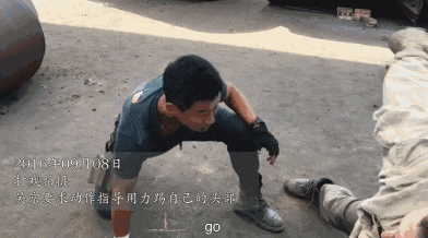 翻越屋顶,街头追击 从小到大, 吴京都知道, 自己的命, 是拼出来的.