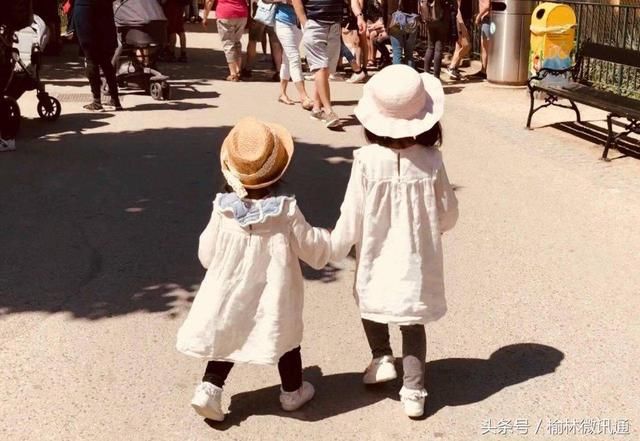 王力宏妻子晒孕肚,五年抱仨,两个女儿手牵手都能打酱油了!