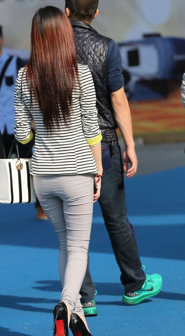 街拍:淑女气质的小姐姐白色紧身裤,穿上优雅的高跟鞋