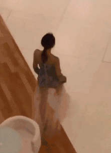 搞笑gif图:为了证明他还不老,狠狠地踹了我弟弟两脚