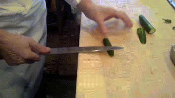 搞笑gif:你和媳妇有多大的仇啊,你这样恶搞让她还咋出去见人呀