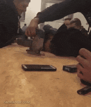 搞笑gif:看着都心疼,新娘为了漂亮真是拼了