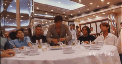 还有下图里的这个镜头,孙红雷演的华强买西瓜还要问保熟不保熟,乌鸦