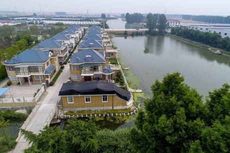 6月5日,江苏泰州兴化市千垛镇东罗村风景如画,游客坐着农家小船欣赏