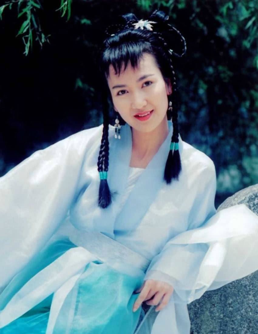 一,陈美琪版的《新白娘子传奇》中饰演小青,是最经典的一版.