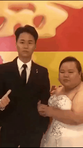 大哥,你和妹子衣服穿反了吧,后面的人都看笑了