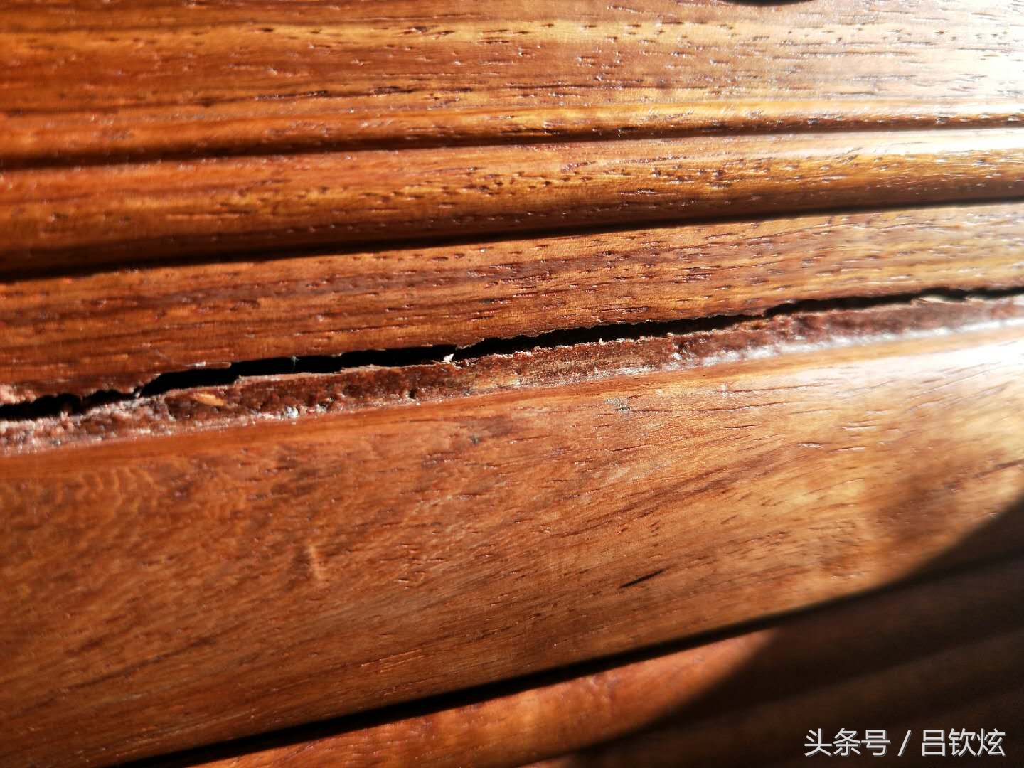 山东一个老朋友买了一年的红木沙发,终于受不了地热,开裂了