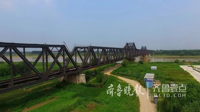 济南黄河泺口,横跨着拥有105年历史的老铁路桥.