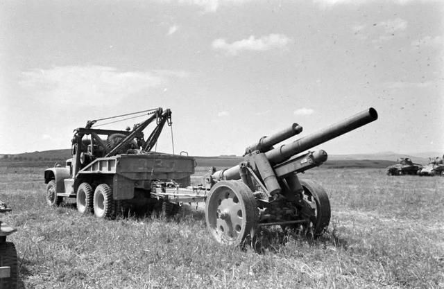 美军牵引车拉着德军150mm榴弹炮.