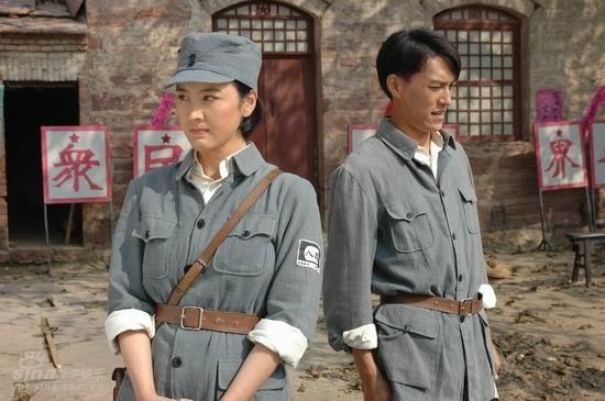 靳东2008年出演电视剧《猎敌先锋》,主演有胡蓉蓉,夏阳阳,岳跃,他出演
